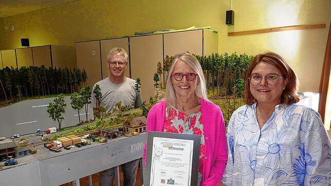 AG-Leiter Michael Mäder, Rektorin Rosi Zeiger sowie die neue Konrektorin der Grundschule Obereschach, Nicole Trommler, freuen sich über ...