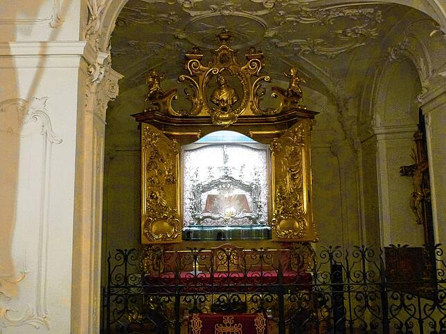 Der massive silberne Fridolinsschrein in der Krypta des Säckinger Münsters wurde von der Fürstäbtissin in Auftrag gegeben.