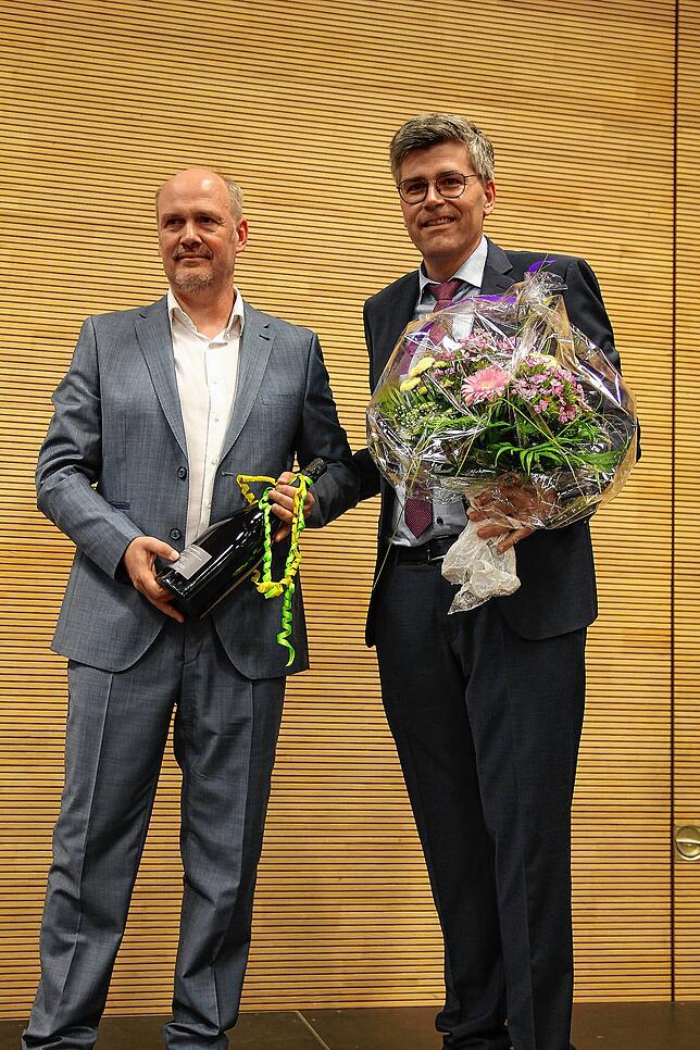 Landrat Martin Kistler gratuliert dem Albbrucker Bürgermeister Stefan Kaiser zu seiner Wiederwahl.