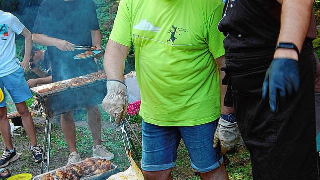 Andrej (Mitte) lebt seit 15 Jahren hier am Hochrhein. Er verteilt eingelegtes Schaschlik an die Besucher. Bild: Herry Panzer