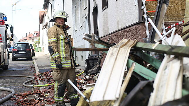 Feuerwehr-Kommandant Christian Krause ist Donnerstagmorgen ab 8 Uhr wieder mit 15 Mann an der Lessingsstraße vor Ort. In einer ...