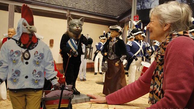 Ingeborg Jaag muss nachjustieren: Die Laterne sitzt noch nicht ganz. Der Kater der Katzenmusik ist eine Leihgabe für die diesjährige ...