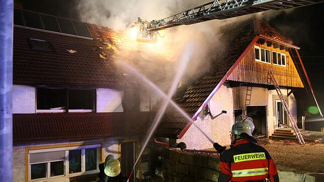Ein Brand zerstörte in der Nacht zum Sonntag ein umgebautes Bauernhaus. Ein Großaufgebot an Feuerwehrleuten war im Einsatz.