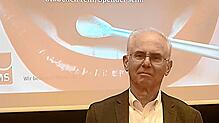 Der Arzt Gerhard Adam erläutert, wie man Stammzellen spendet.  Foto:  Bildungswerk