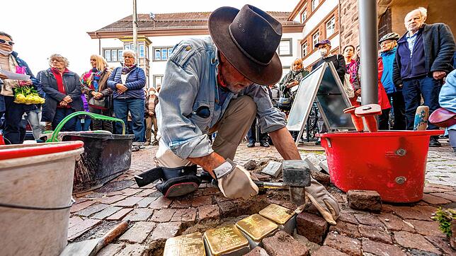 Der Künstler Gunter Demnig verlegt die ersten Stolpersteine in der Rietstraße.
