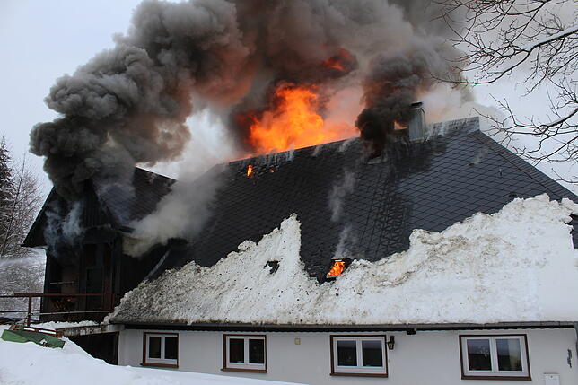 Bild 9: Feuerwehr kann Hof "Im Grund" nicht mehr retten - Sehen Sie hier die Bilder vom Einsatz