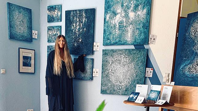 Arbeitet mit Kontrasten und Naturmaterialien: Die 41-jährige Malerin Paulina Vogt vor einigen ihrer Kunstwerke. Bild: Andrea Worthmann