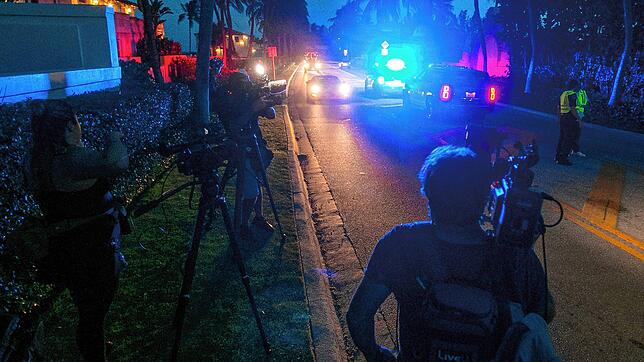 Medienvertreter stehen vor dem Mar-a-Lago. Die Bundespolizei FBI hat nach Angaben von Ex-US-Präsident Trump dessen Anwesen in Mar-a-Lago ...