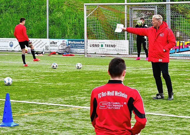 So geht&lsquo;s: Gerd Gampp unterweist die Weilheimer Spieler an der Torschuss-Station.