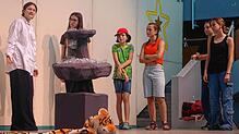 Schultheater am Scheffel-Gymnasium in Bad Säckingen. Die Kinderbande im Stück „Herr der Diebe“ kommt manchem Geheimnis auf die Spur.
