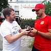 Unser Redakteur Dirk Salzmann (links) überreicht Marcel Simsek vom CFE Indepediente Singen die Torjägerkanone der Bezirksliga Bodensee. ...