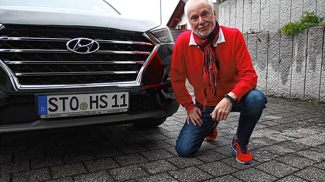 Hans-Jörg Schmid aus Stockach freut sich über das neue STO-Kennzeichen an seinem Fahrzeug.