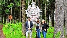 Der Kuckucksuhrenwald lädt zum Wandern und Spazierengehen ein, finden Schönwalds Bürgermeister Christian Wörpel (von links) und die ...