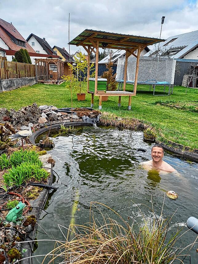 Anschwimmen im Homeoffice: Rainer Hennch-Schnurr nutzte den Teich hinter dem Haus in Allmendshofen.