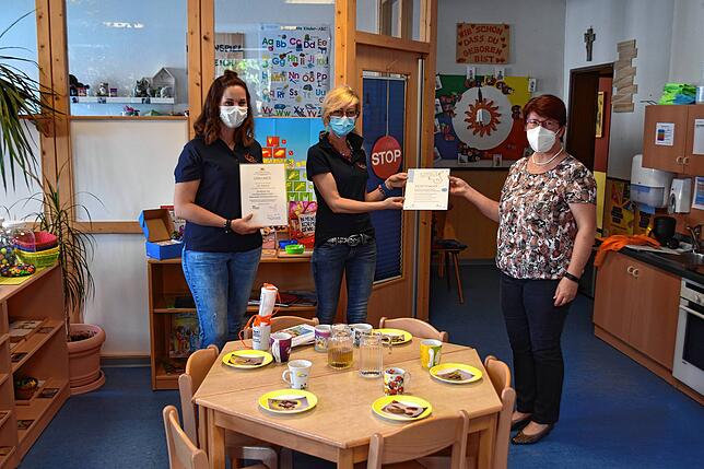 Yvonne Riester und Kindergartenleiterin Eva Renner freuten sich über Zertifikat, Urkunde und Geschenke, die BeKi Koordinatorin Elisabeth ...