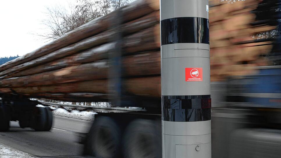 Beinahe idyllisch gelegen &ndash; aber dafür sehr effizient: Der Blitzer an der Bundesstraße 33 in St. Georgen &ndash; gegenüber des ...