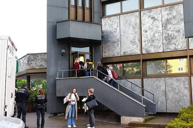 Zufluchtsort AOK. Die Schüler der Albert-Schweitzer-Schule werden hier nach einem Amok-Alarm betreut.