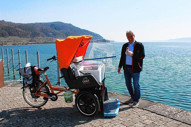 Gerhard Maier fährt mit seiner E-Rikscha durch Ludwigshafen und Bodman und verkauft italienisches Eis. Da immer noch alle Cafés und ...