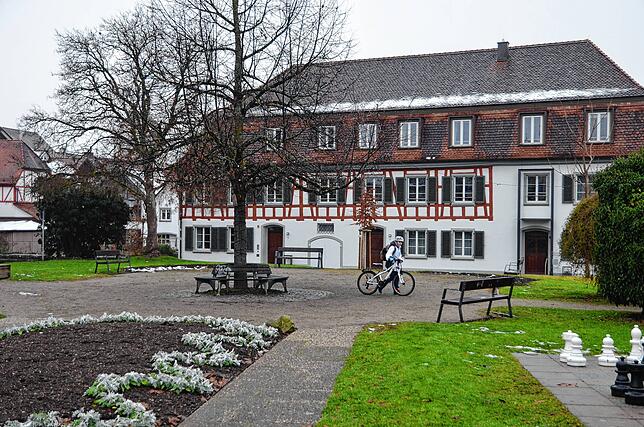Befragte Mütter wünschen sich Spielgeräte auf dem Kirchplatz.