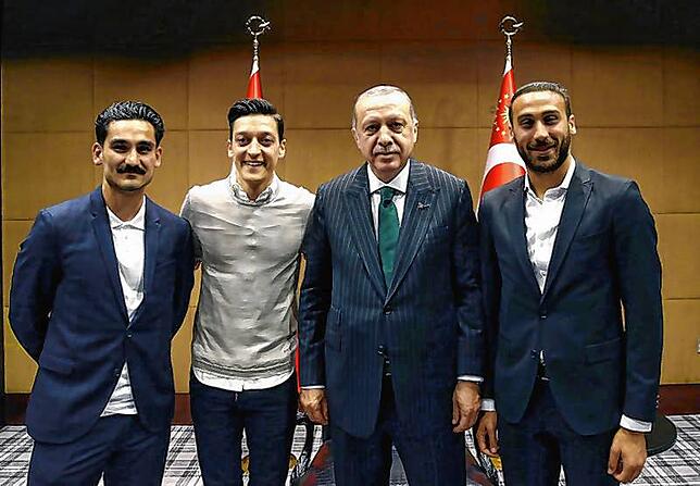 Der türkische Präsident Recep Tayyip Erdogan (Zweiter von rechts), hier auf einem der umstrittenen Bilder mit Ilkay Gündogan, Mesut Özil ...