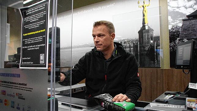Johannes Schneider ist Leiter des Edeka-Baur-Markts im Konstanzer Paradies. Auch hier ist der Ton rauer geworden. Plakate an der Kasse ...