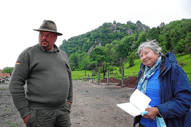 Die Pächter Michael Thonnet und Hanne Pföst warten auf Entscheidungen. Vier Planvarianten für einen Ersatz des abgebrannten Schafstalls ...