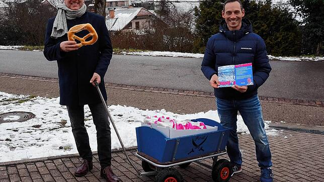 Verteilungsaktion statt Bürgerversammlung in Breitenfeld: Ortsvorsteher Jürgen Bacher (links) und Ortschaftsrat Alexander Maier am ...