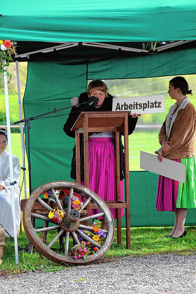 Den Gottesdienst gestalten die Mitglieder der Landjugend wie Victoria Suzlmann mit.