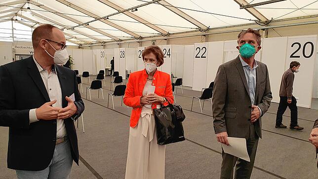Daniel Dröschel vom Kreisimpfzentrum mit Landrätin Marion Dammann und Gesundheitsminister Manfred Lucha im KIZ Lörrach (von links).
