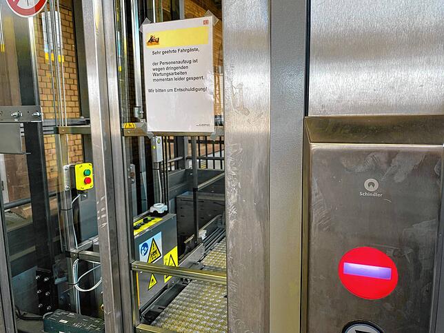 Wegen Wartungsarbeiten gesperrt: Für Menschen mit Handicap wird der Weg auf Gleis 2 oder 3 am Villinger Bahnhof derzeit zum ...