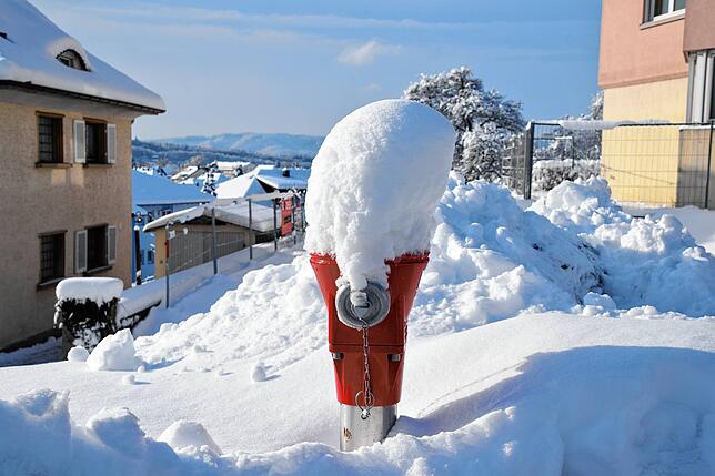 Hydrant rot-weiß: Meist nimmt man solche Alltagsgegenstände kaum noch war. Doch dann kam der Schnee.