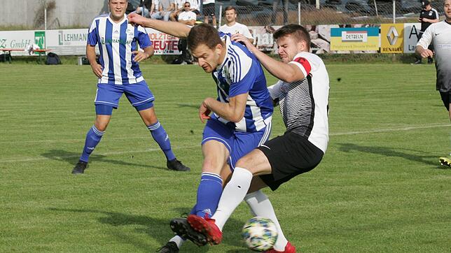 Zweikampf: Simon Gantert (links) steht in der Mitte bereit und will den Ball beim 5:0 der SG Mettingen/Krenkingen Richtung Tor ...