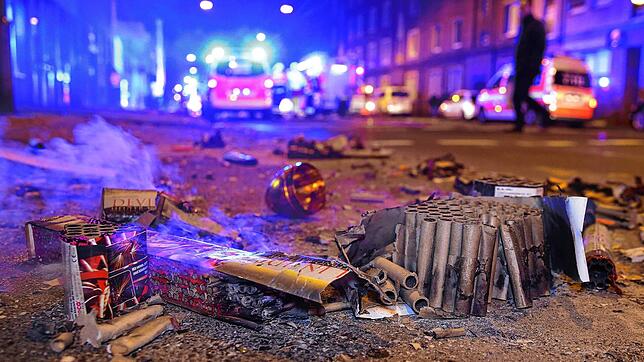 In der Silvesternacht müssen Feuerwehr und Polizei wieder öfter ausrücken wie hier in Düsseldorf. In einigen Fällen wurden sie offenbar ...