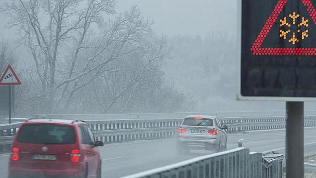 Hinweisschild warnt vor Schneefall und Glätte. Allein in Bayern kam es nach dem ersten Schneefall des Jahres zu Hunderten Unfällen. ...