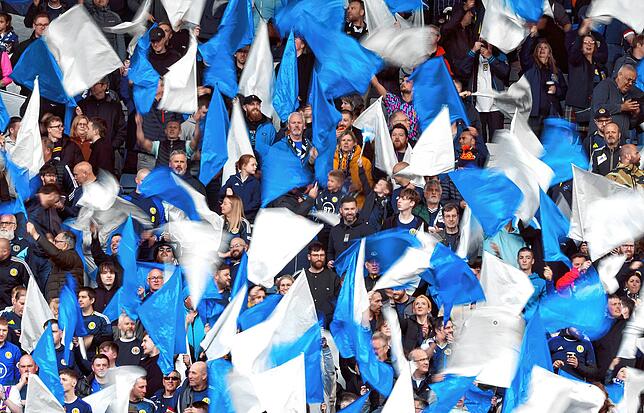 Die schottischen Fans sind als friedlich und sehr begeisterungsfähig bekannt, wie hier bei einem Spiel der Mannschaft gegen Finnland.