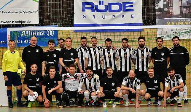 Laufenburger Endspiel beim FC Binzgen: Im Finale des 42. Hallenturniers führte Schiedsrichter Marcello Disca (links) den SV 08 ...