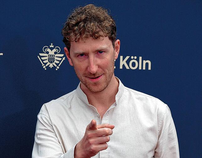 Schauspieler Louis Klamroth kommt zur Verleihung der ersten Fernsehpreise 2022 bei der „Nacht der Kreativen“.