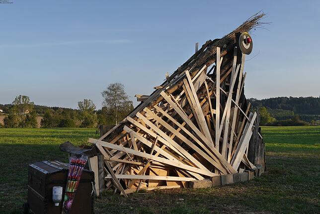 Holger Pirke, Gründungsmitglied der Kleinschönacher Kunsthalle, errichtet diese Installation, die in der Nacht ein Feuerkunstwerk zauberte.