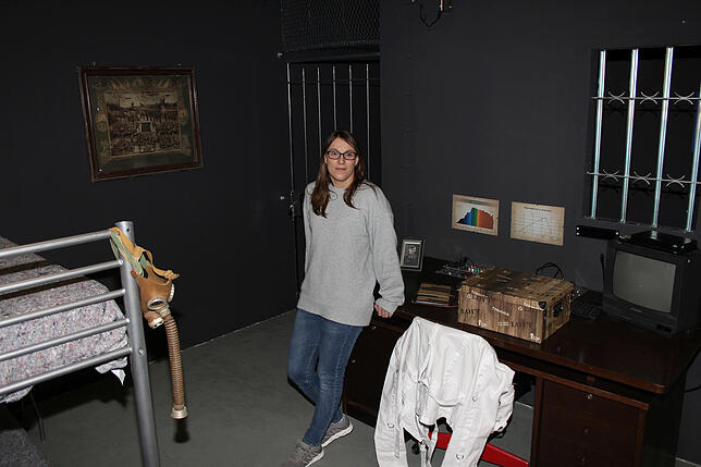 In tiefem Schwarz gehalten ist der Live-Escape-Game-Raum "Bunker". Daraus müssen sich die Spieler befreien, indem sie eine territoriale ...