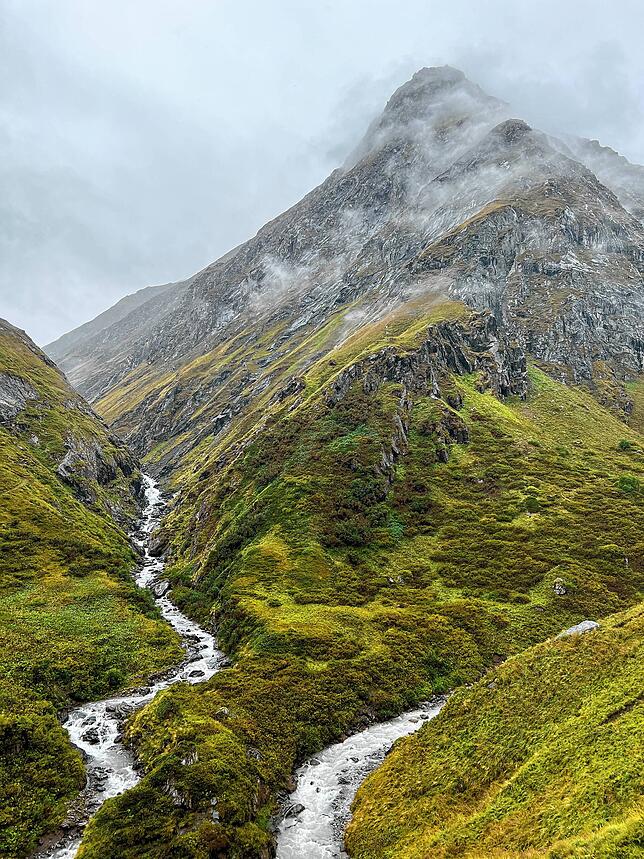Im Nationalpark Hohe Tauern bahnt sich das Wasser seinen eigenen Weg ins Tal, hier münden seitliche Wasserfälle in die Isel.