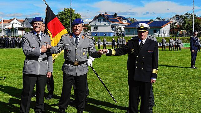 Coronafaust nach der Übergabe (von links): Der verabschiedete Oberstarzt Michael Uhl mit Generalstabsarzt Armin Kalinowski und dem neuen ...