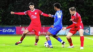 Die Salemer Andreas Romeo (links) und Mergim Hasanmetaj versuchen, den Denzlinger Angreifer Issa Boye vom Ball zu trennen.