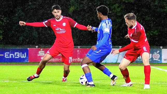 Die Salemer Andreas Romeo (links) und Mergim Hasanmetaj versuchen, den Denzlinger Angreifer Issa Boye vom Ball zu trennen.