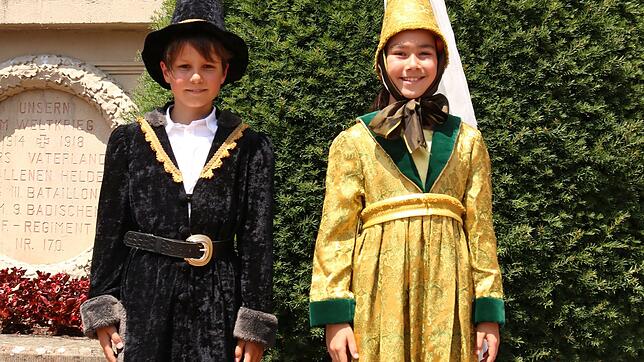 Sebastian Frei und Laura Marie Schröder sind heute Heinrich VIII zu Fürstenberg und dessen Gemahlin Amalie.