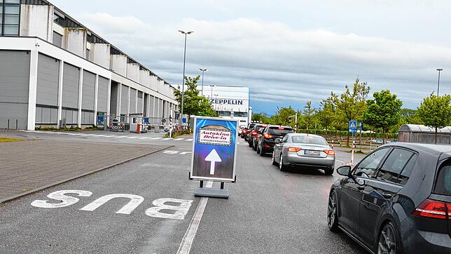 Maximal 170 Autos konnten pro Vorstellung in die Messehalle 1 in Friedrichshafen ins Autokino. 20 Prozent der Vorstellungen waren ...