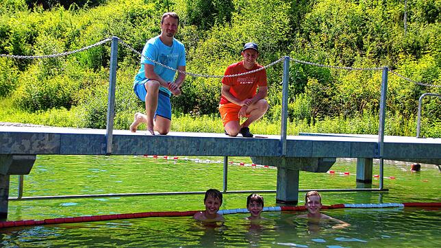 Die Saison im Badesee Eggingen beim neuen Badesee-Verein ist sehr gut angelaufen. Jugendleiter Alexander Ebi (oben von links) und ...