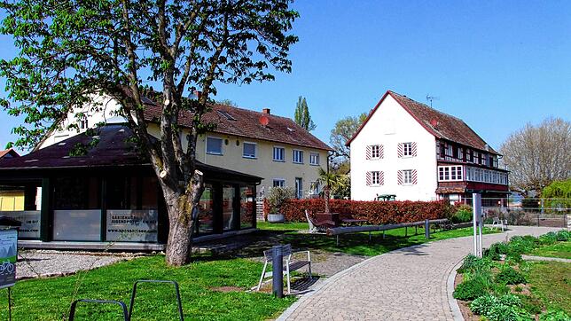 Gaienhofen schafft Planungssicherheit nicht nur für das Schlössli (rechts). Auch das Jugendhotel am Hornstaader Ufer (linke Hälfte im ...
