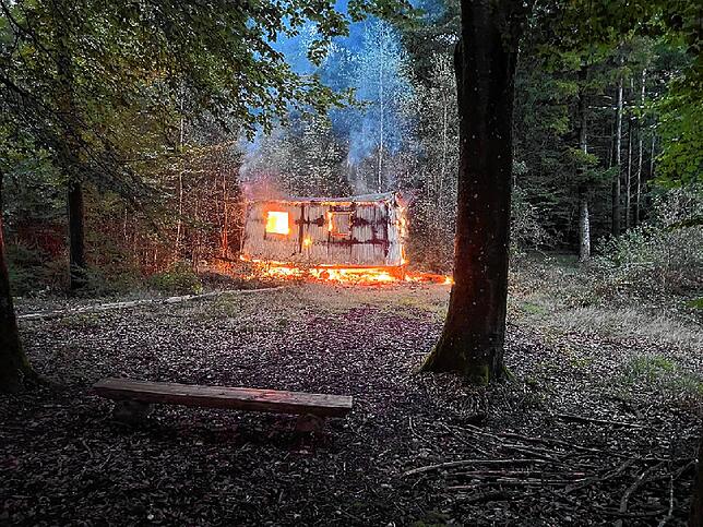Bild 1: Blaulichtreport: Bauwagen brennet lichterloh, Rettungshubschrauber im Einsatz