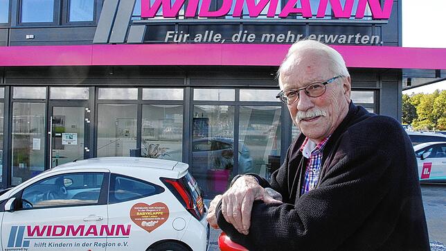 Hans Teschner steht vor dem Gebäude der Firma Widmann, wo Container für Schrott bereit stehen werden. Mit der Sammlung startet der ...