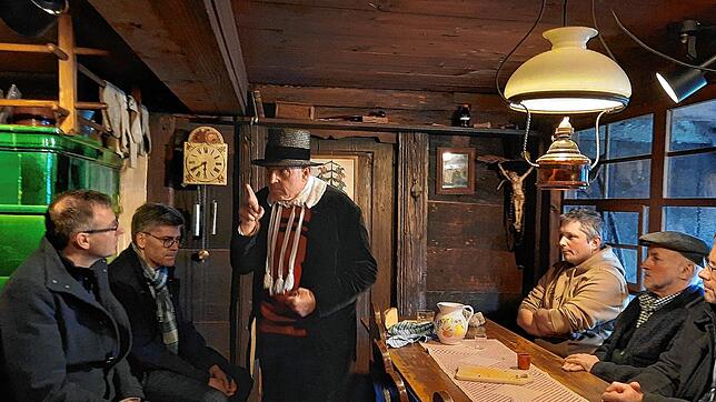 Salpeterer Michael Eckert (stehend, dargestellt von Gerhard Neugebauer) erklärt im Freilichtmuseum Klausenhof dem Herrischrieder ...
